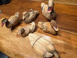 Sechs Enten Figuren aus Stroh