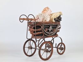 Puppenwagen mit Puppe