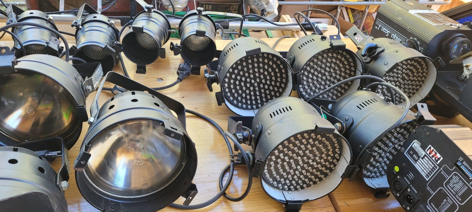 Lampade: Lot de projecteurs et éclairages scéniques,  divers état – Usato da Tavannes venduto da Blvp