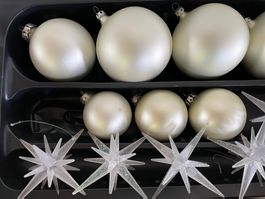 8 Weihnachtskugeln in weiss-Silber matt, 8 Schnee-Kristalle