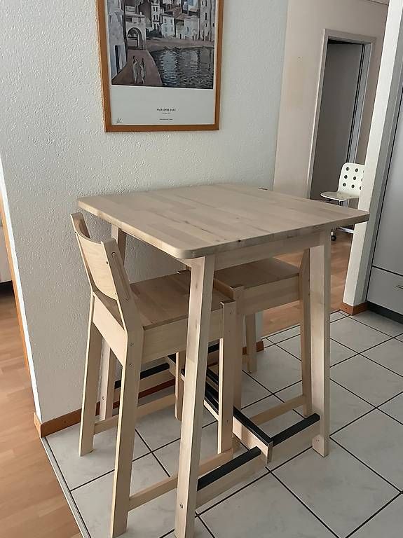 Ikea Set di tavolo e panche: Table haute de cuisine en bois+ 2 chaises – Usato da Colombier NE venduto da dan_59vx