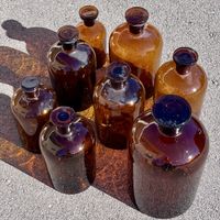 Lot de 8 bouteilles de pharmacie vintage en verre brun
