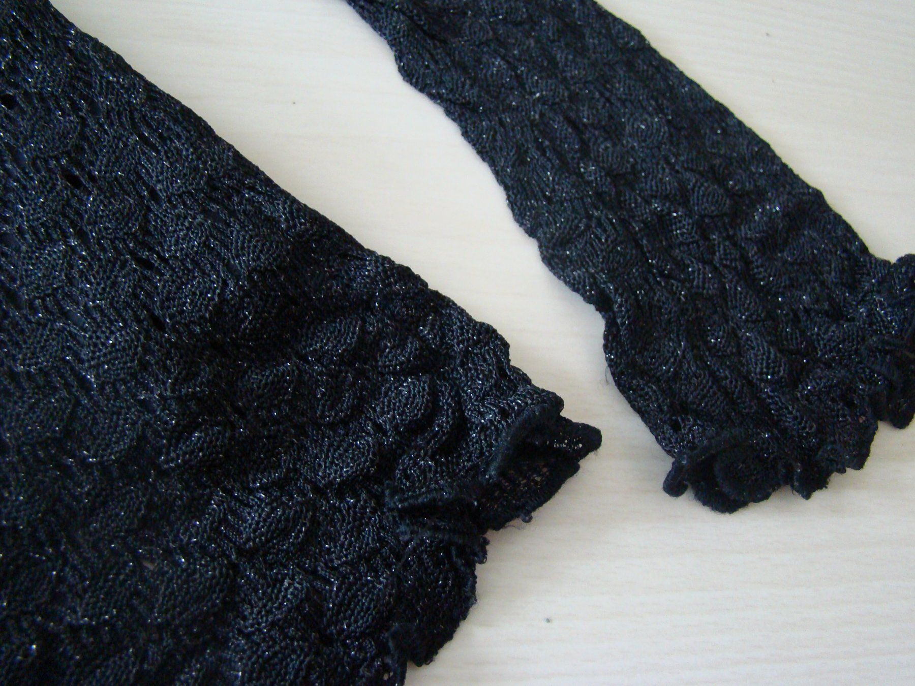 Maglioni & Felpe: Schwarzes, elegantes Oberteil, Pullover mit Spitze, Grösse L – Usato da Malters venduto da burzi 1