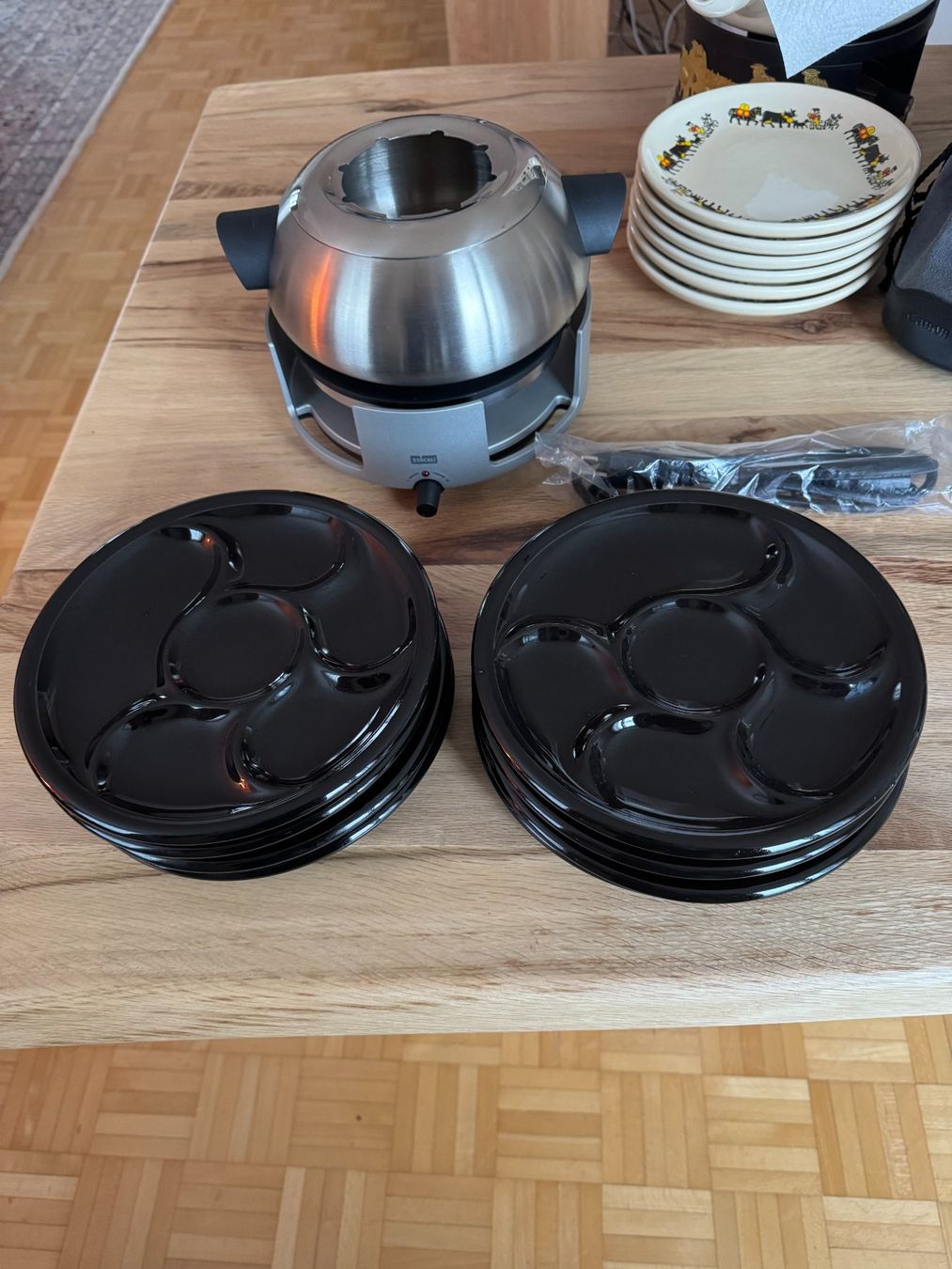 Set di piatti: Stöckli Raclette-Ofen & 8 schwarze Teller – Usato da Gais venduto da mmu_bl6k