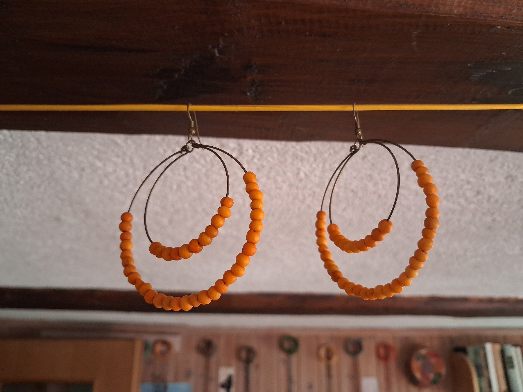 Orecchini pendenti & Orecchini a lobo: Modische Ohrringe mit orangen Holzperlen – Usato da Wald ZH venduto da e8e 7