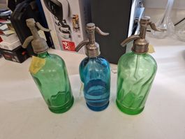2 Soda Spender Siphon eine grüne und eine blaue Flasche