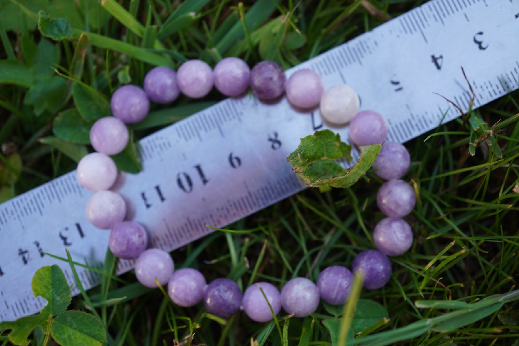Minéraux & Lithothérapie: Lepidolith Kugel Armband mit Gummizug – Neuf avec emballage d'origine à Eschenbach SG par topstone