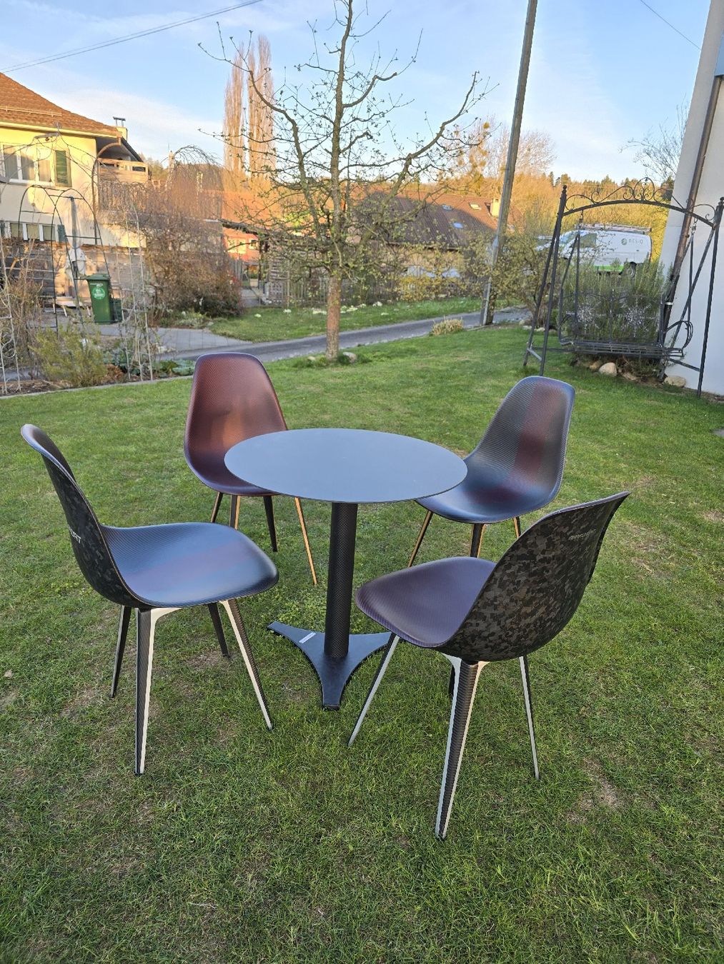 Set di tavolo e panche: Tisch mit Stühle aus 100% Carbon – Usato da Hettiswil venduto da Keeoll