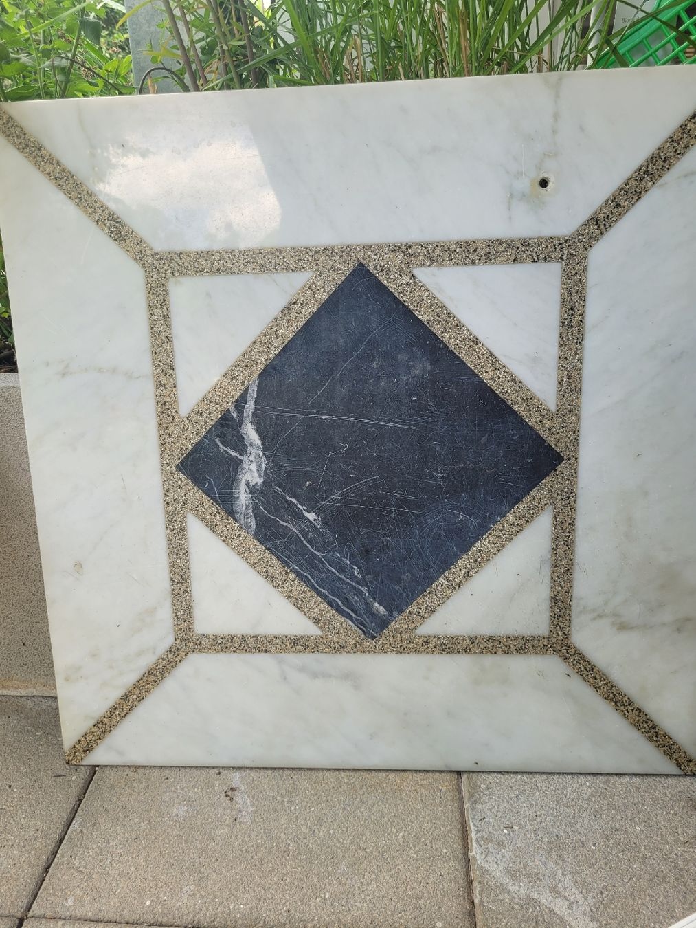 Piatti di portata: Marmorplatte mit Mosaikrand ca. 50x50cm gebraucht – Usato da Hünenberg venduto da nviert