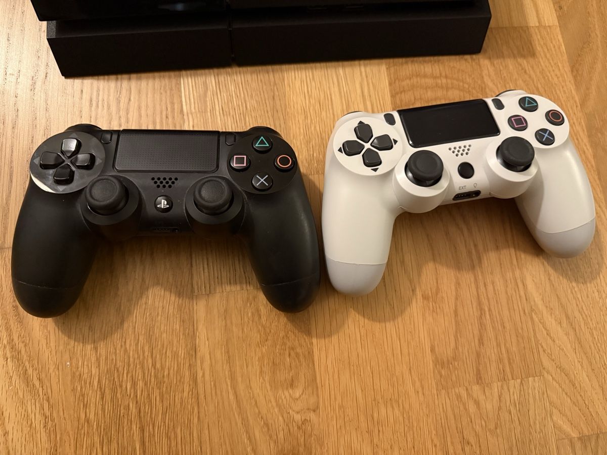 Sony Console: PlayStation 4 / PS4 / mit 2 Controllern – Usato da Bern venduto da Joker1986 1