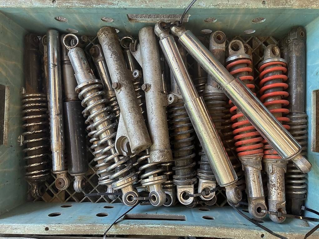 Alle Motorradersatzteile: Box voller diversen töfli federn – Gebraucht aus Bonstetten von Civic_ej