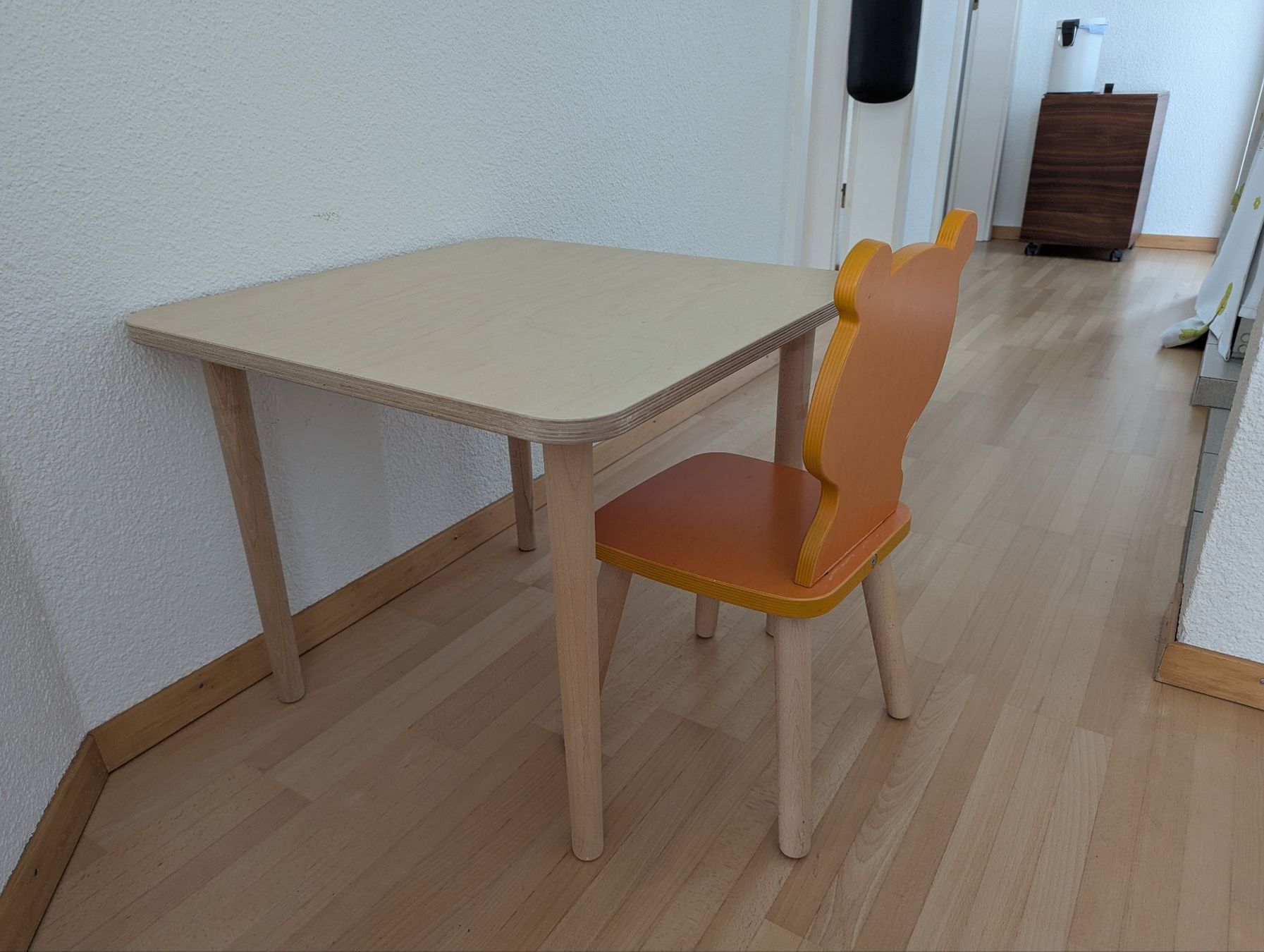 Bureaux: Weizenkorn Kindertisch quadratisch mit Kinderstuhl – D'occasion à Thal par Levin3 1