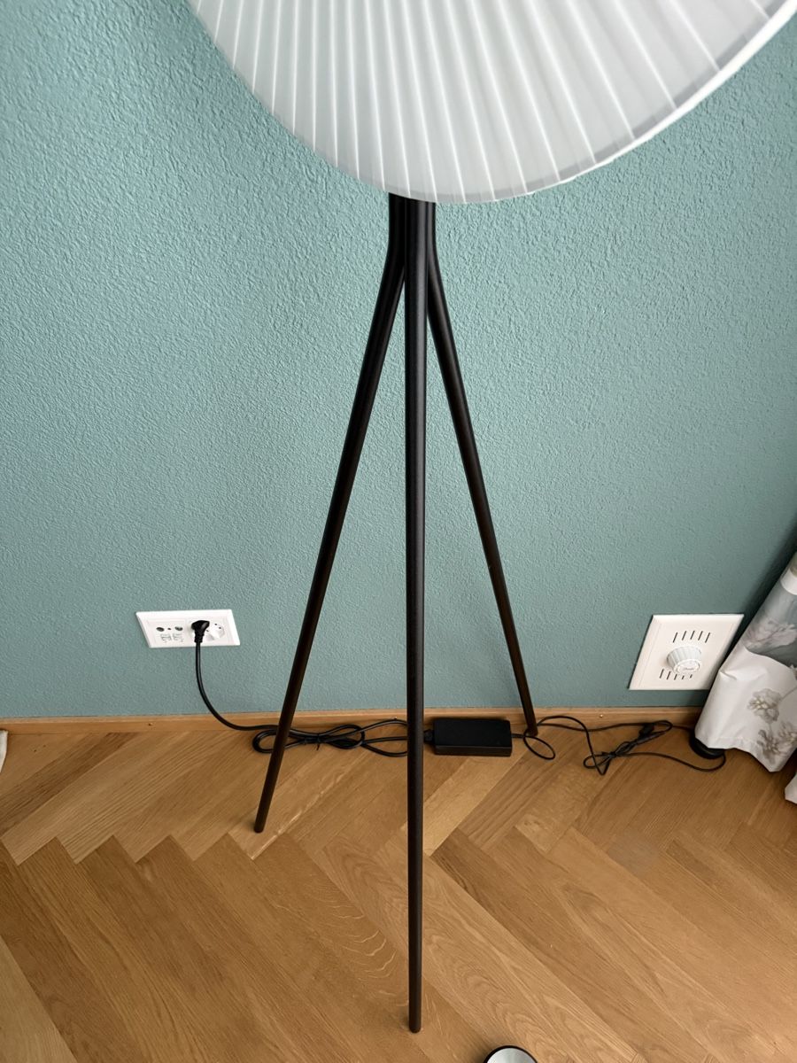 Roche Bobois Lampade: Iris Floor Tripod Stehlampe – Usato da Ostermundigen venduto da Schneehaesli08