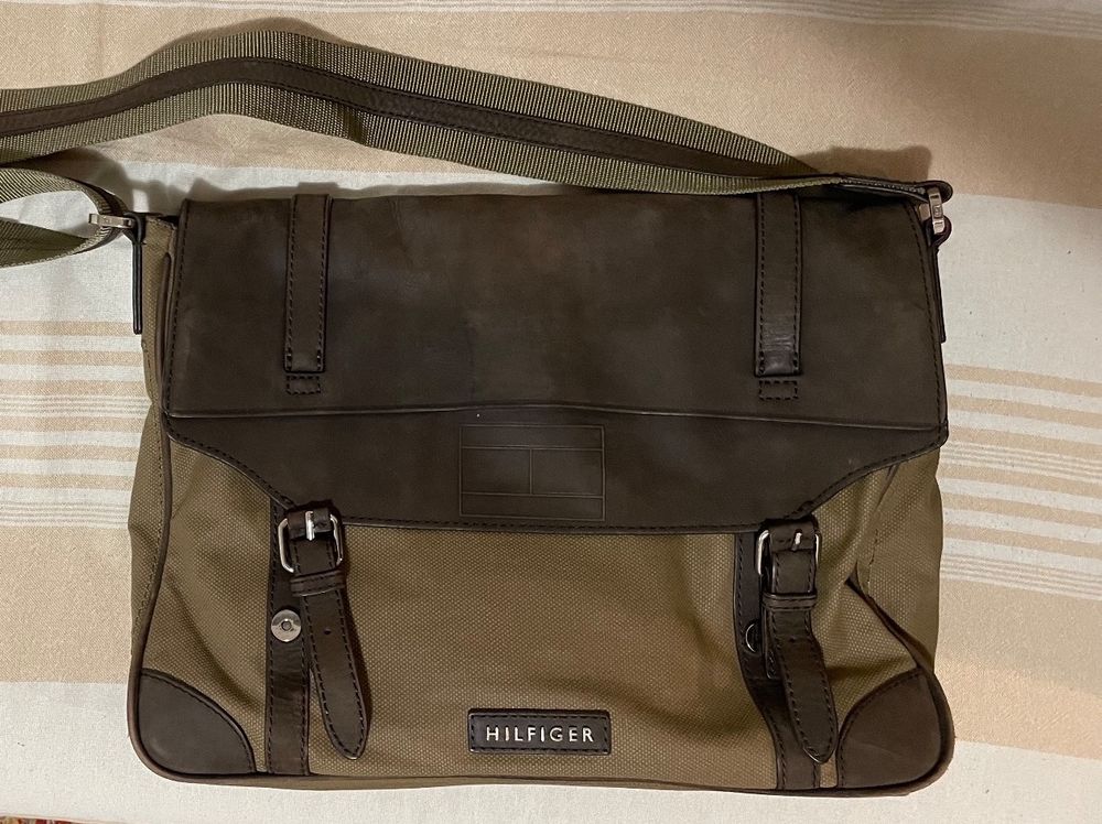 Sac messenger hotsell tommy hilfiger