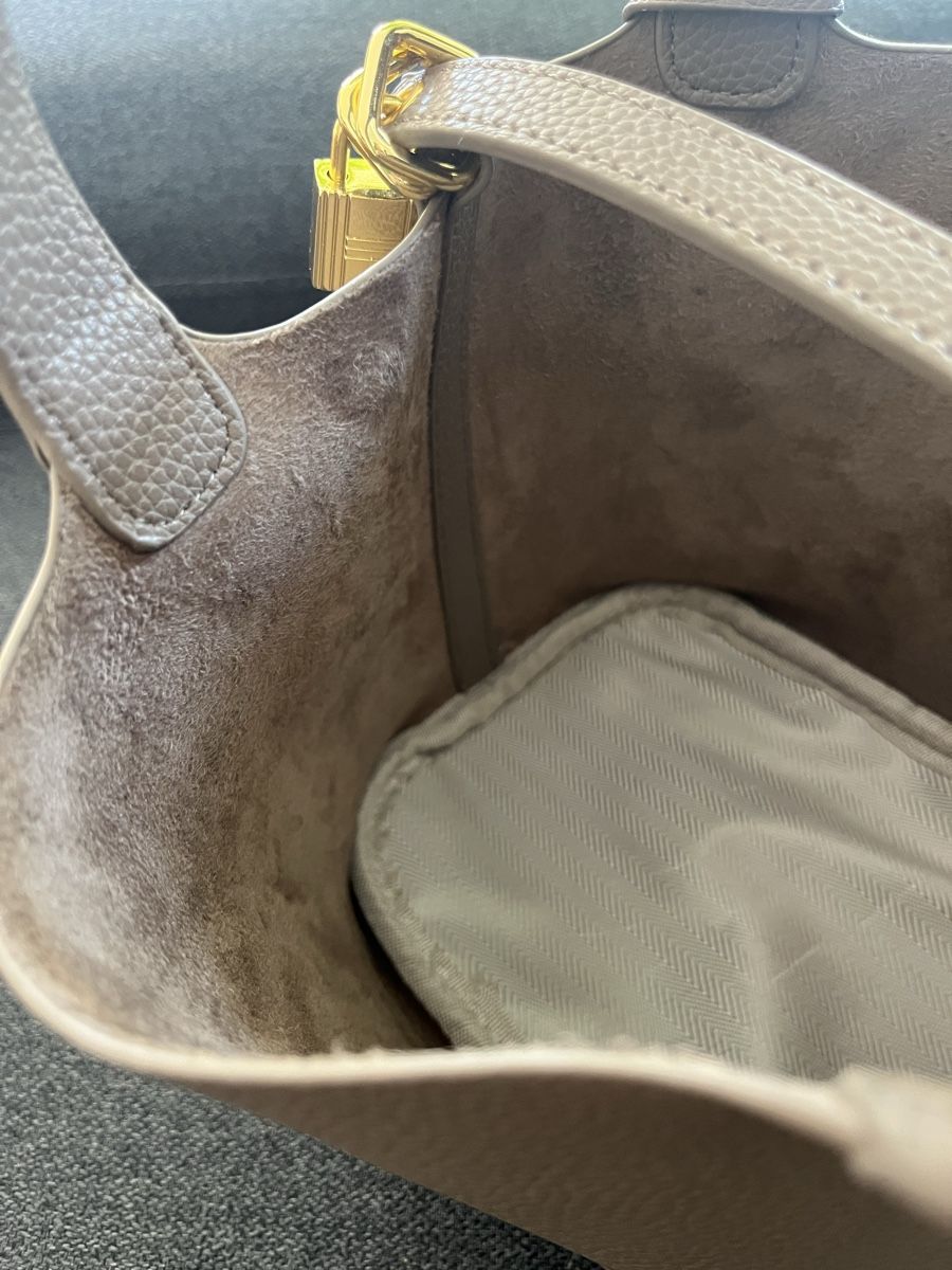 Taschen für Damen: Taupe Soft Bucket Bag with Lock – Neu (gemäss Beschreibung) aus Oberarth von pau_h8rf 6