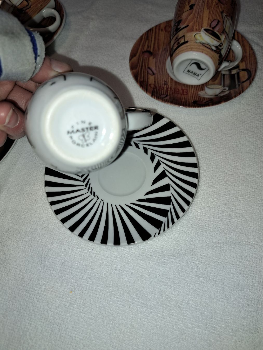 Tazze: 4er Set Espressotassen mit Unterteller, Master. Neu. – Nuovo (secondo la descrizione) da Kölliken venduto da Upcycling-by-Mc-TAM 5