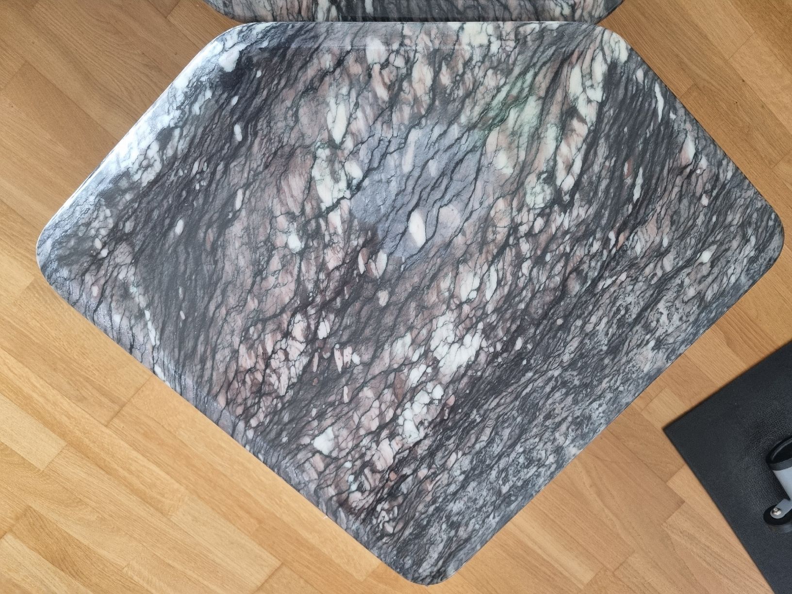 Set di tavolo e panche: Zwei Couchtische aus Marmor – Usato da Laupen BE venduto da Bombers 2