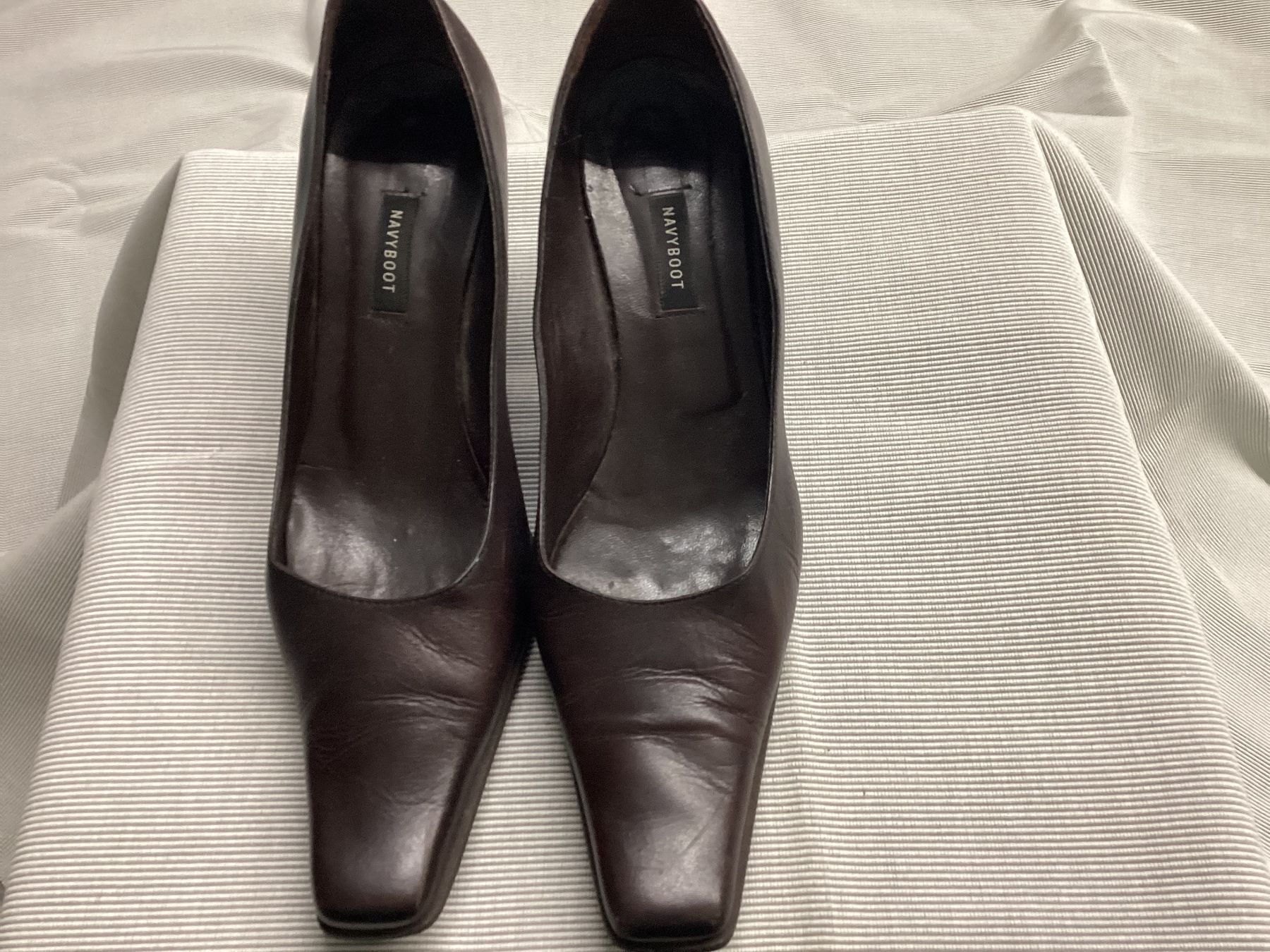 Navyboot Scarpe da donna: Navyboot, fast neue braune Pumps, Schuhe, Leder  Gr. 40 – Usato da Gümligen venduto da Primeselection 3