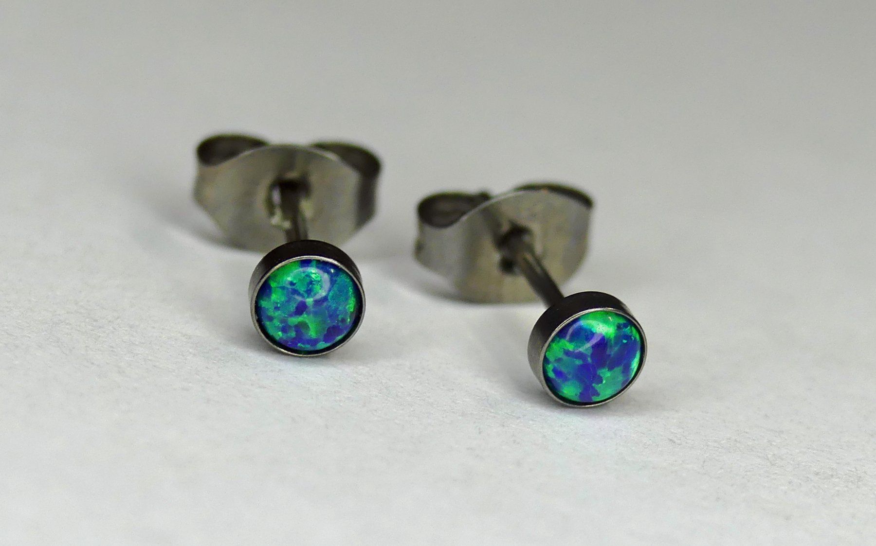 Orecchini pendenti & Orecchini a lobo: Ohrsteker aus Titanium mit Opal – Nuovo e nell'imballaggio originale da Matten b. Interlaken venduto da kero71 3