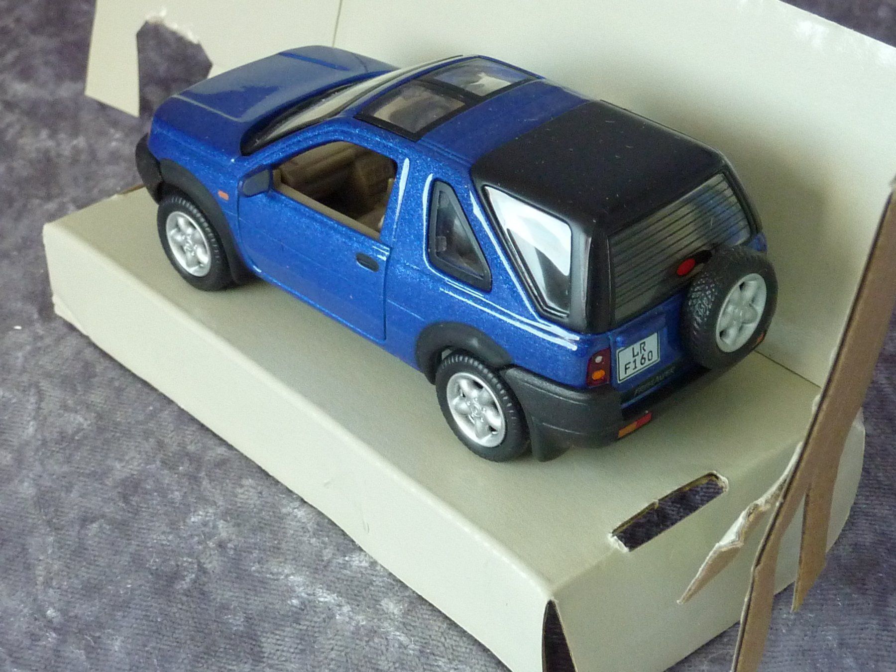 Schuco Voitures modèles: Land Rover Freelander  1:43 – Neuf avec emballage d'origine à Dürrenäsch par modellautos4you 3