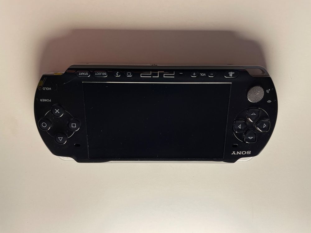 Sony Playstation PSP - 3004 mit 16 Games und neuem Akku