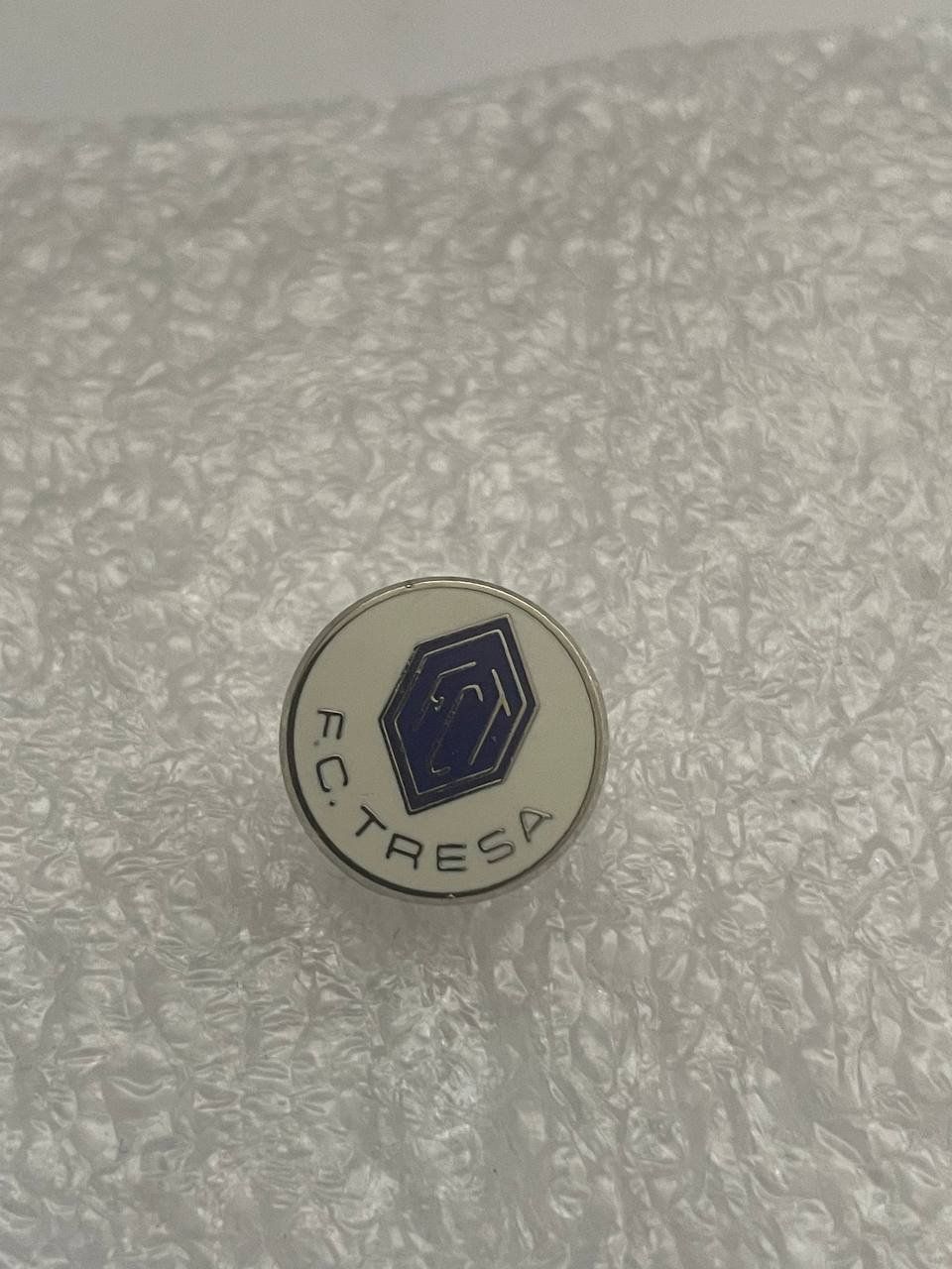 Placchette & Badge: 208. Pin - FC Tresa – Usato da Luzern venduto da Irek