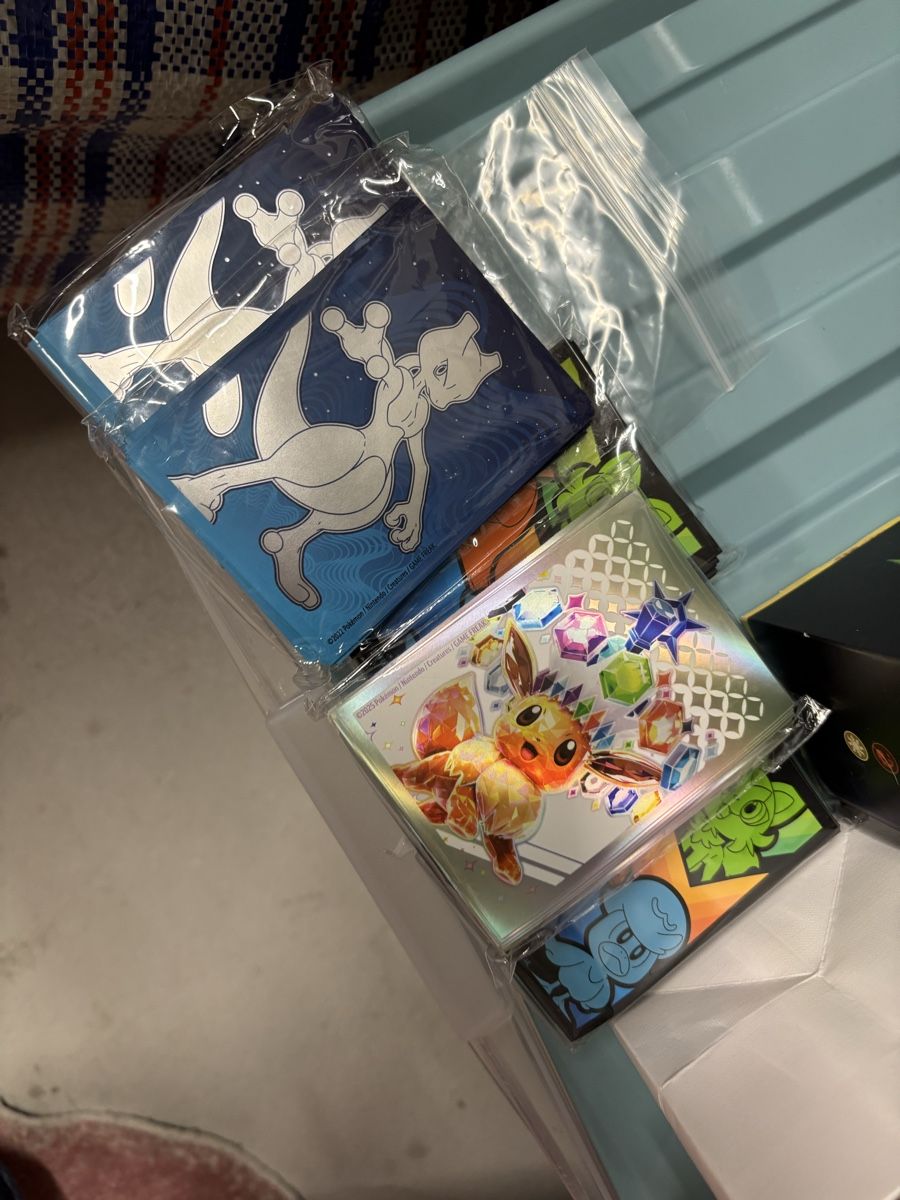 Pokémon Cartes à collectionner: Sleeves and morpeko v card bundle  – Neuf avec emballage d'origine à Zürich par ban_wfc2 1