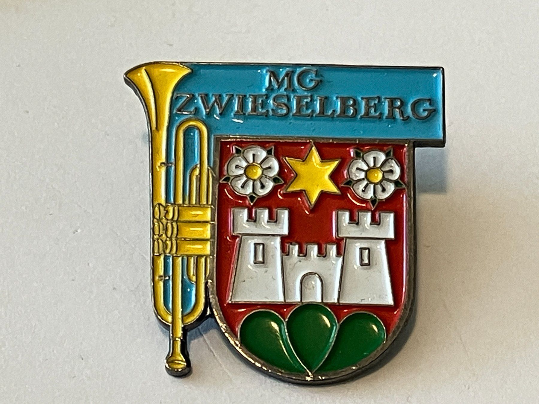 Placchette & Badge: 1 Pin Musikgesellschaft MG Zwieselberg – Usato da Basel venduto da djwwpp
