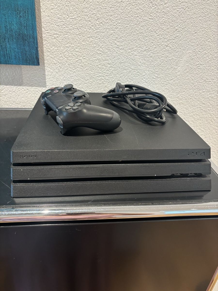 Sony Console: Sony PlayStation 4 Pro Konsole schwarz mit Controller – Usato da Wollerau venduto da Loli-04 1