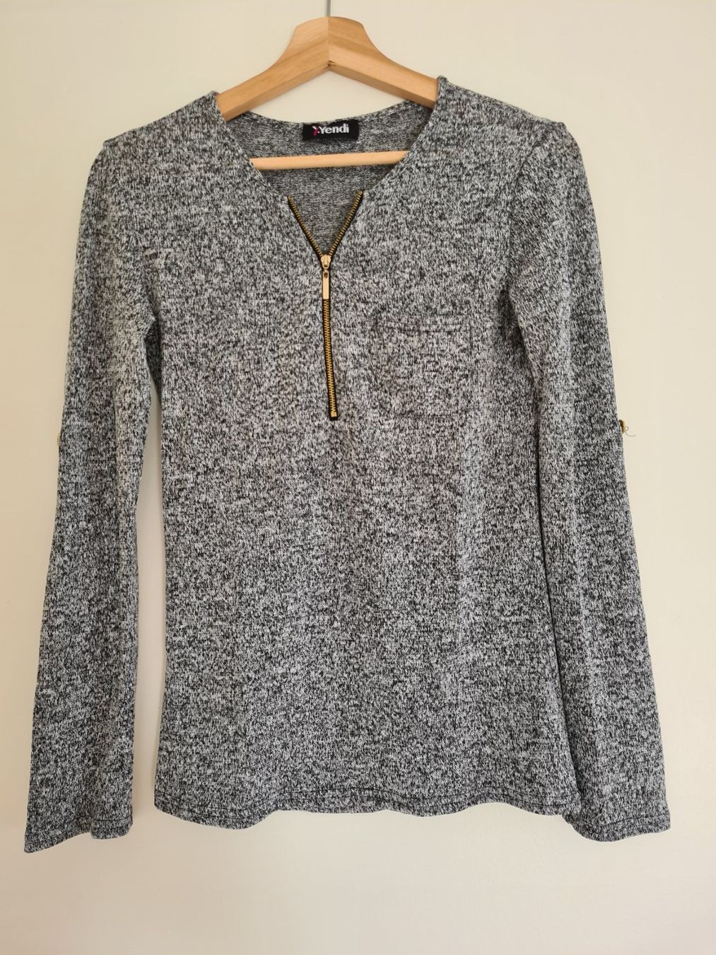 Maglioni & Felpe: Leichter Pullover grau mit goldigem Reißverschluss – Usato da Schaffhausen venduto da sabrina915