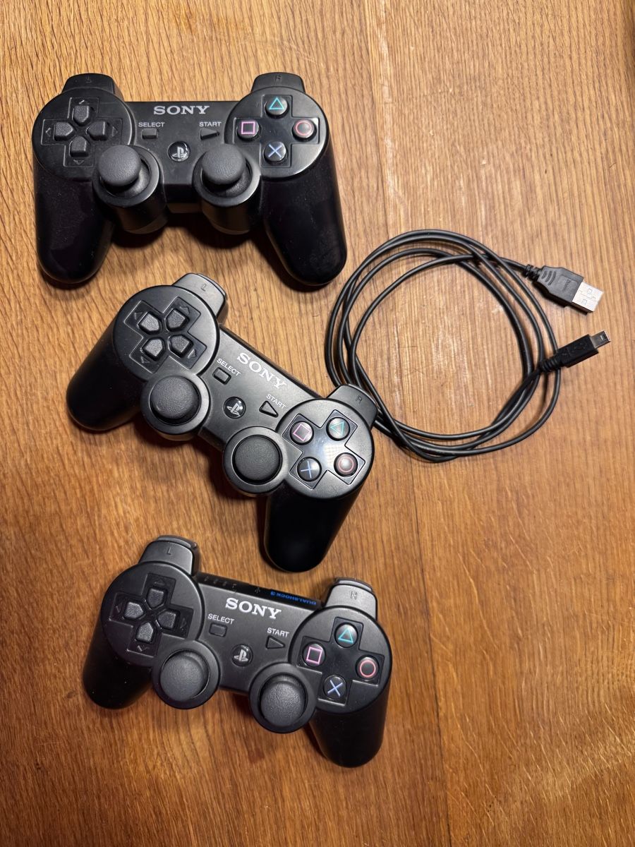 Sony Consoles: 3 Sony PlayStation 3 Controller schwarz mit Kabel – D'occasion à Hinwil par da_wintschi85 1
