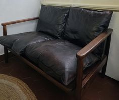 2-Sitzer-Sofa Echtleder + Akazienholz schwarz/braun - defekt