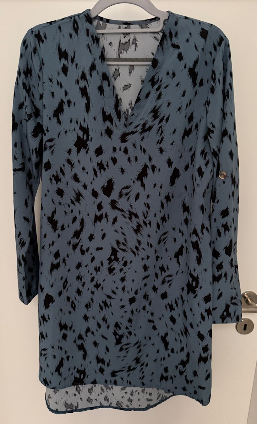 Shein Robes: Strandkleid blau mit schwarzem Muster in Grösse S – D'occasion à Hunzenschwil par Reche71