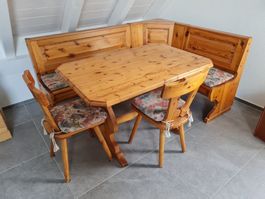 Eckbankgruppe Kiefer massiv mit Tisch und zwei Stühlen