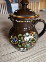 Getöpfertes Krüglein mit Blumenmotiv