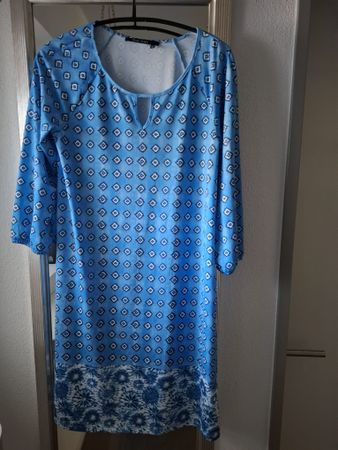 Kleid blau gemustert Grösse M neuwertig