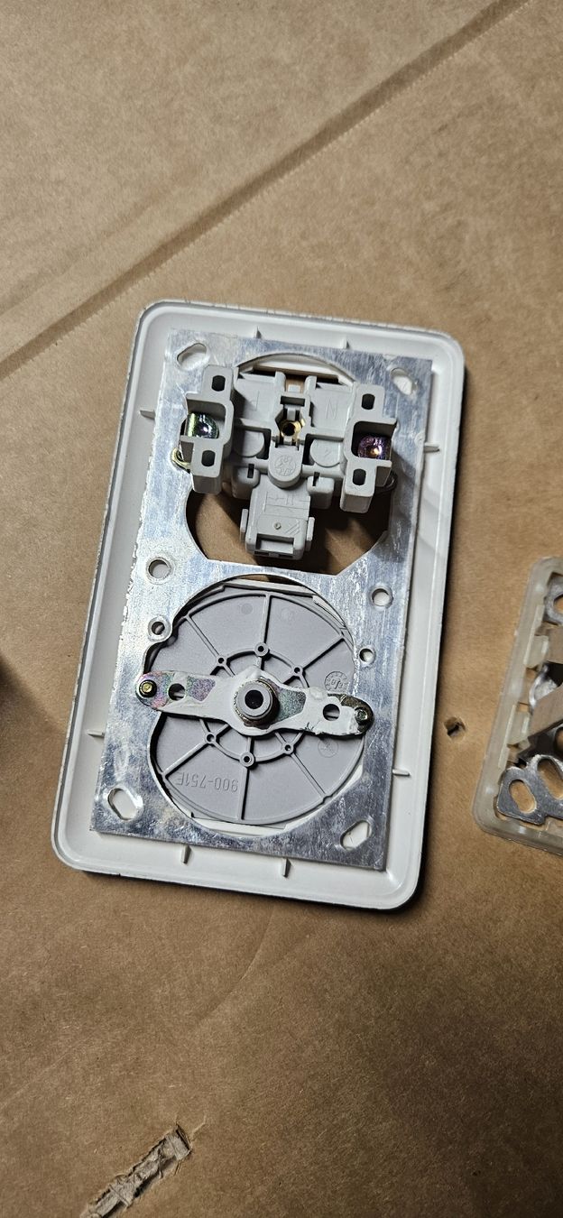 Feller Spine: Elektro-Material Schalter & Steckdose  – Usato da Baar venduto da Vel...Baar45 4