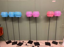 8 Stehlampen mit Körbchen-Schirm, buntes Upcycling-Design