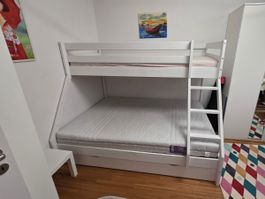 Etagenbett mit Schublade im unteren Bereich