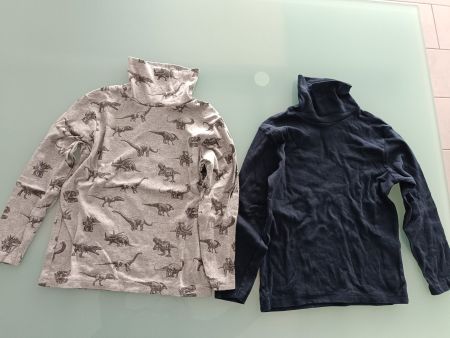 2 neue Rollkragenshirts 128 (Dinosaurier + dunkelblau)