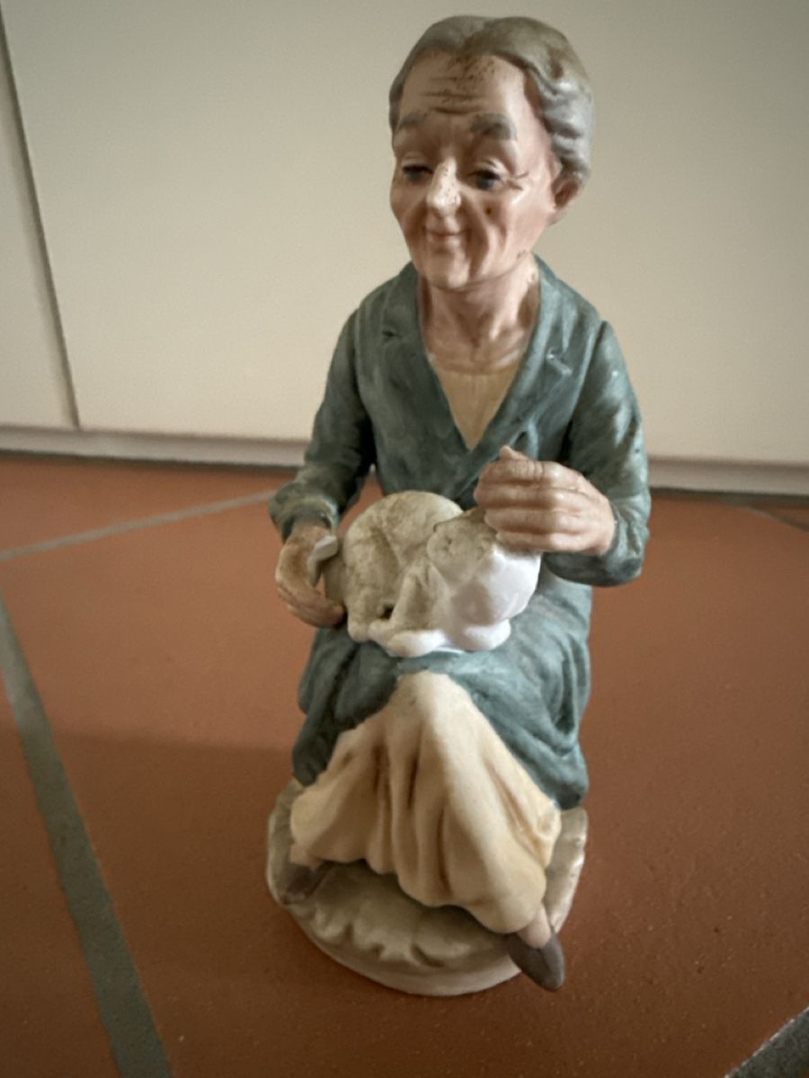 Statuette: Donna anziana con gatto bianco – Difettoso da Cuarnens venduto da rob_r7f5 1