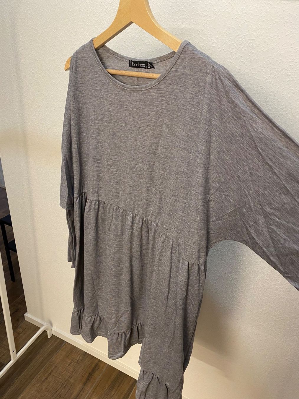 Boohoo Vestiti: Kleid mit Cut Out an Schultern grau Gr. 52 – Usato da Pratteln venduto da a23_j2gs 2