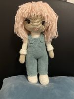 Gehäkelte Puppe mit Latzhose, handgemacht, ca. 30cm