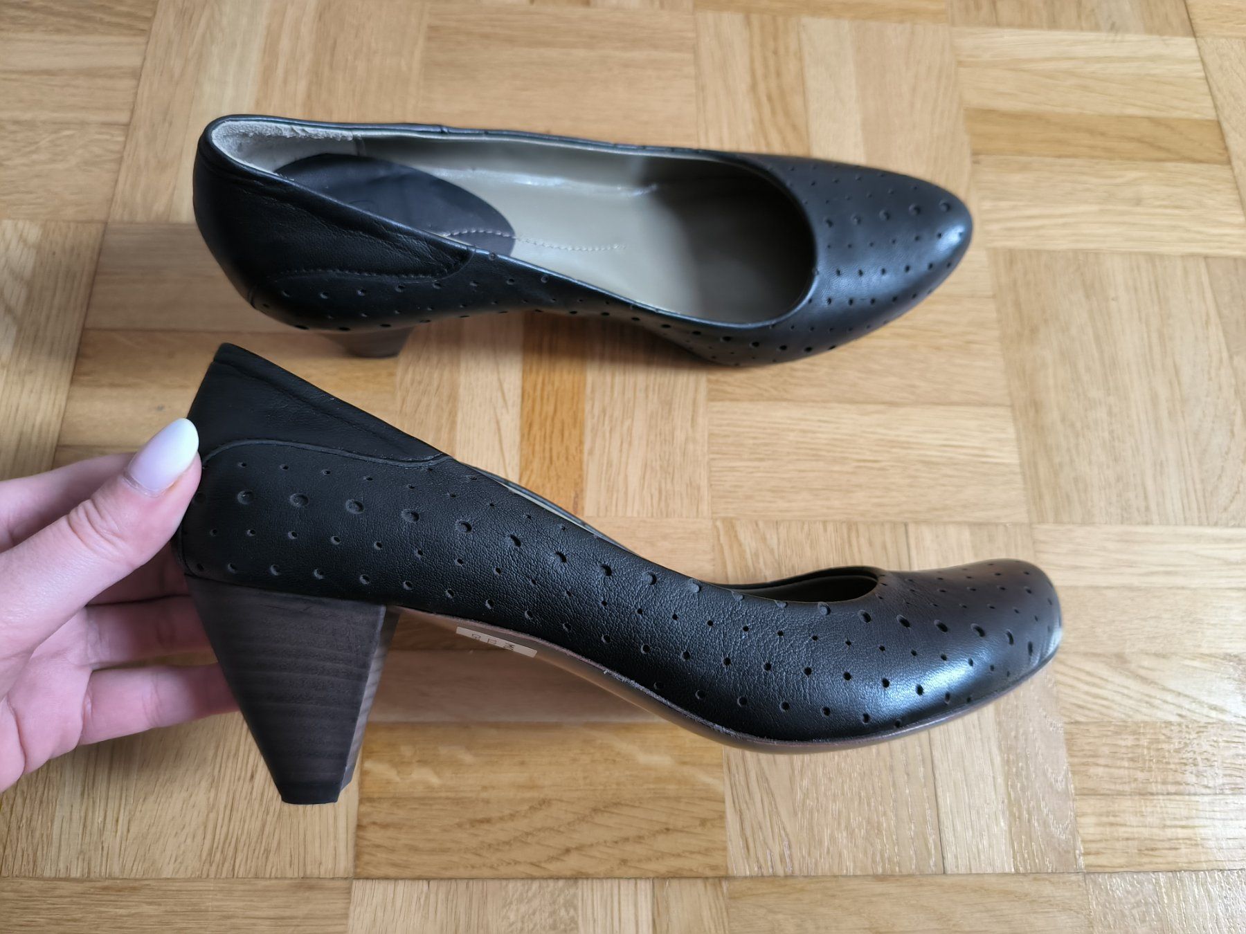 Damenschuhe: IXOS Echtleder-Pumps Schwarz - 39 - Elegantes Lochmuster – Neu (gemäss Beschreibung) aus Thalwil von VitaMini 2