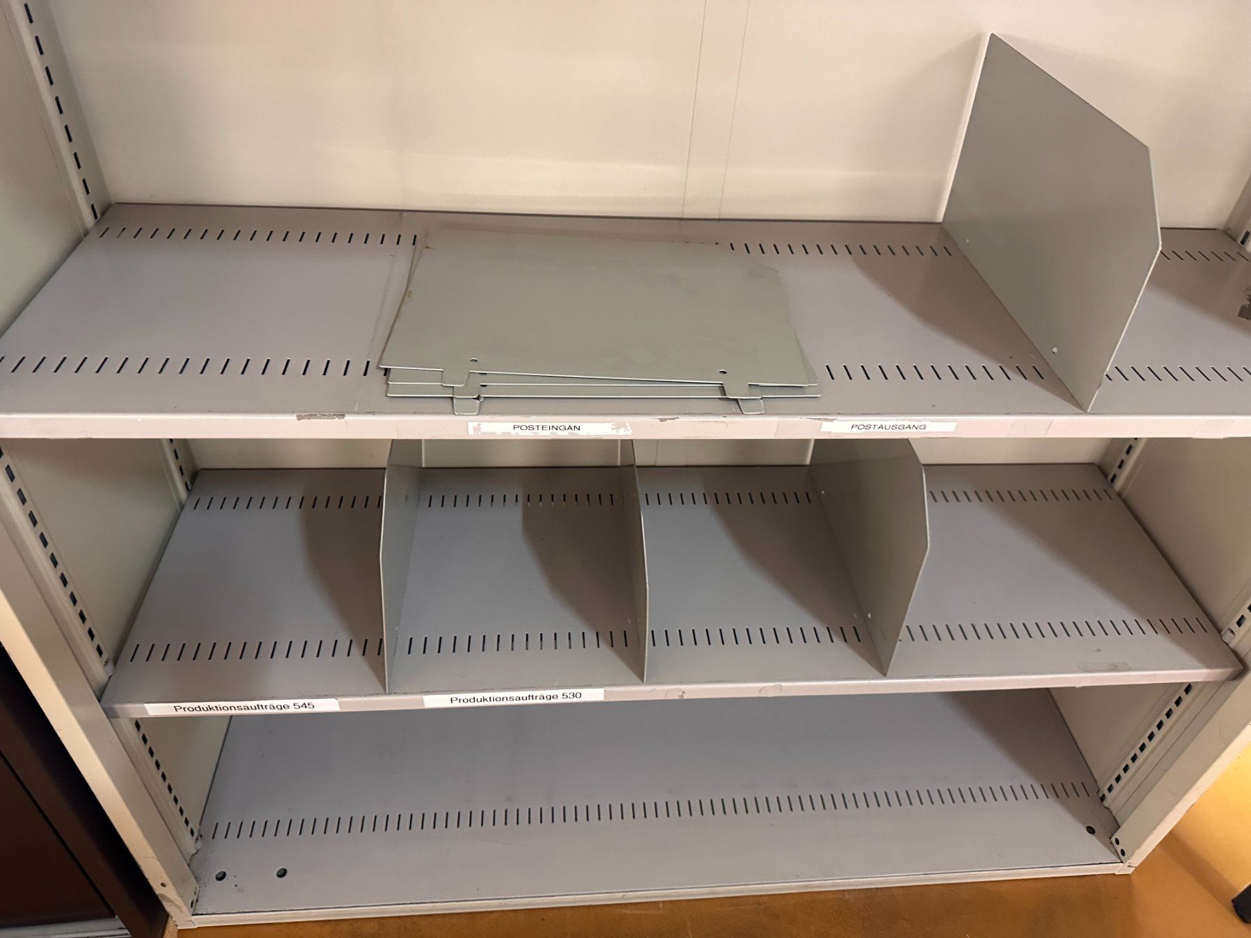 Lista Armadi: Lista Metallschrank mit 2 Schwerlast-Tablaren – Usato da Necker venduto da liq24 2