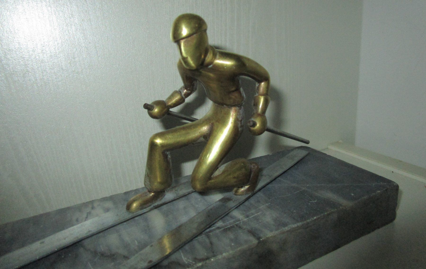 Sculture & Statue: Messing Figur Skifahrer auf Steinplatte – Usato da Wädenswil venduto da Freizeitspass11 1
