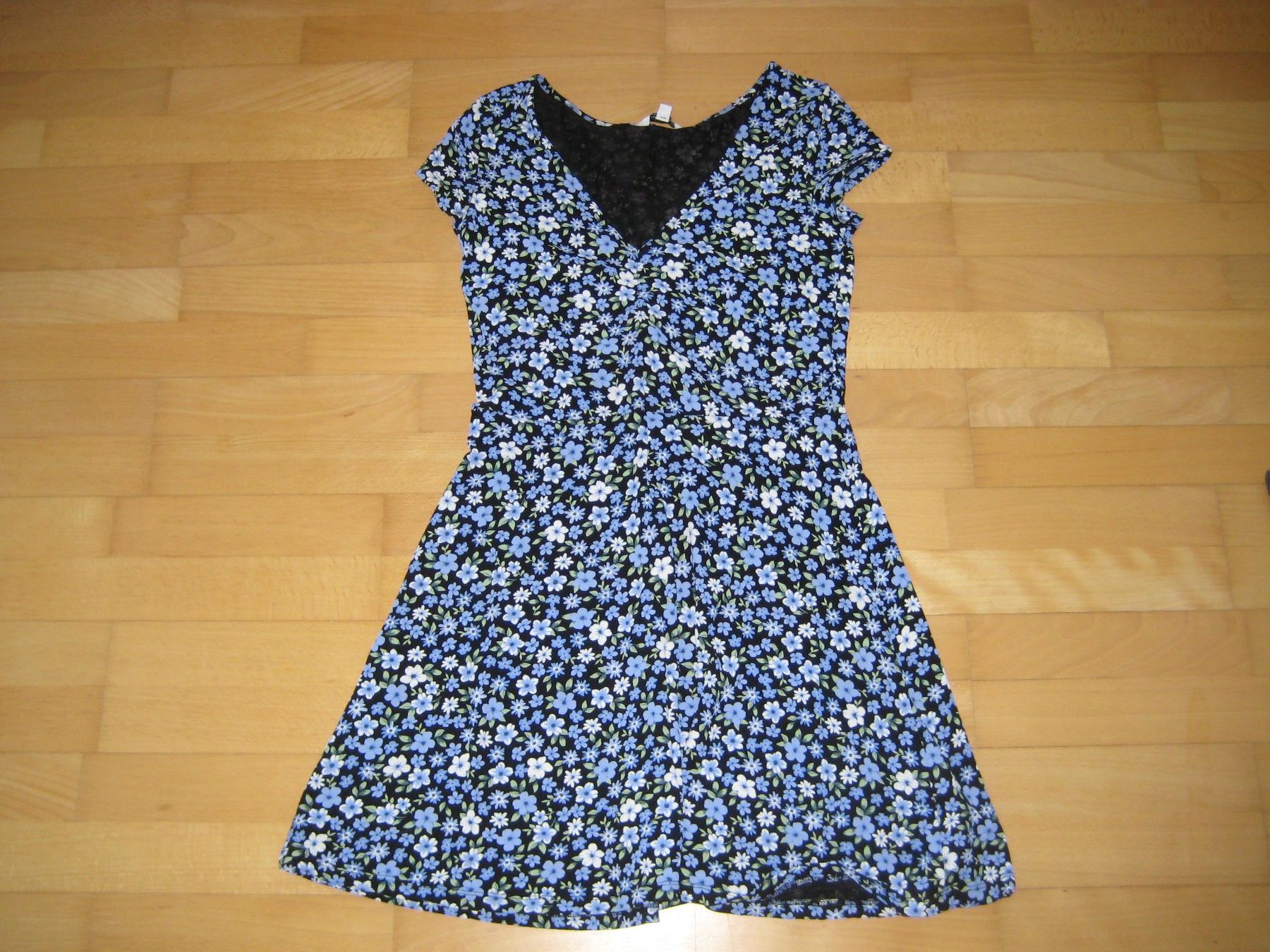 Vestiti: Kleid schwarz mit Blumen Druck Grösse M – Usato da Dietlikon venduto da kue_6cd5