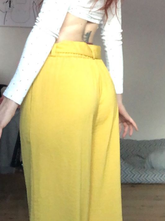 Stradivarius Hosen: Pantalon d’été couleur moutarde – Gebraucht aus Bulle von sop_ct6x 1