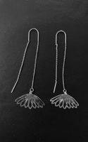 Boucles argentées avec corolle de fleur renversée.