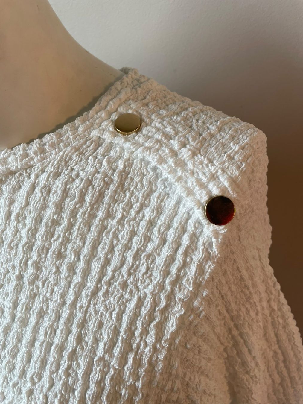 C&A Top: Haut blanc texturé à boutons dorés - M – Usato da Troinex venduto da Irisglo 2